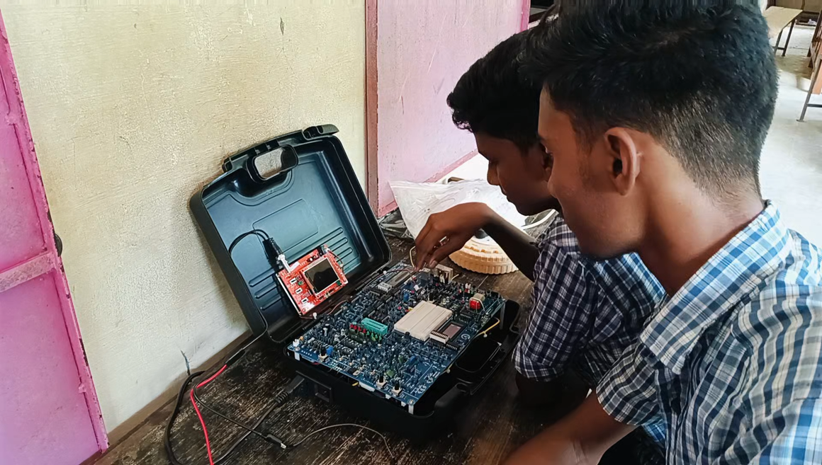 electronicskit-pic-with-students